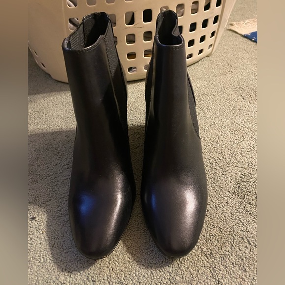 Beautiful ANN TAYLOR LEATHER BLACK BOOTIES BRAND NEW - Picture 1 of 7